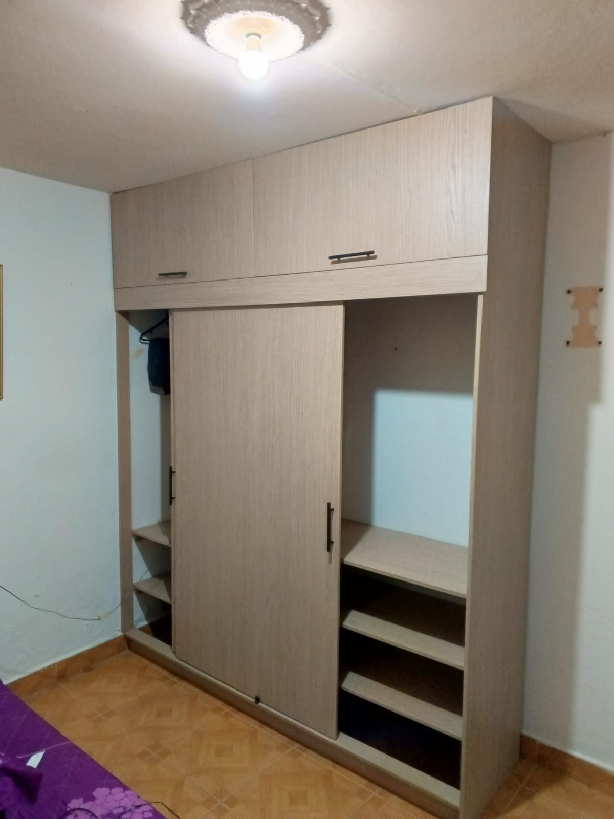 Clóset modular abierto con entrepaños y puerta corrediza fabricado por Moduflex