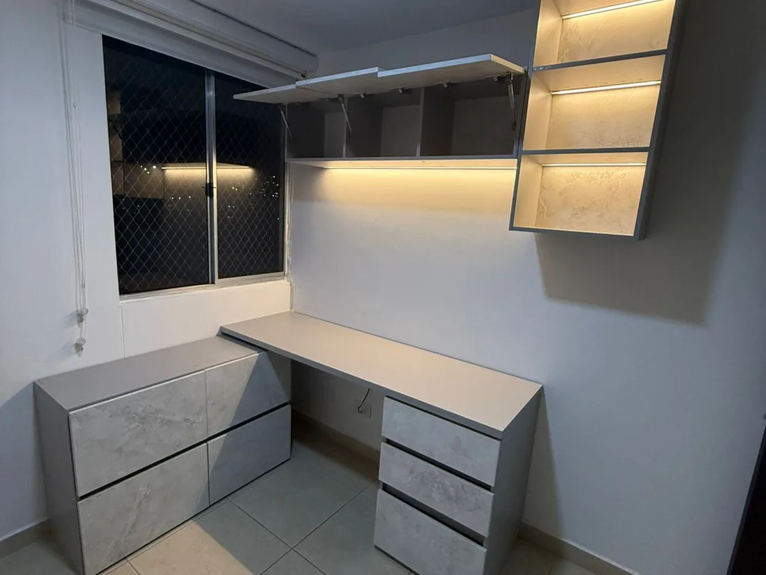 Escritorio con cajoneras y repisas fabricado por Moduflex