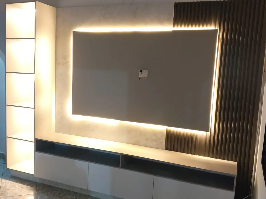 Panel de televisión con iluminación perimetral fabricado por Moduflex
