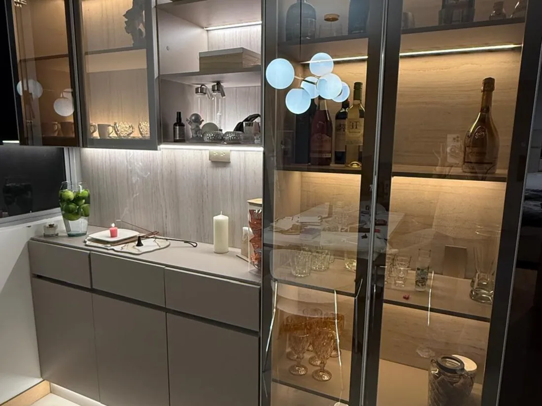 Vitrina con vidrio e iluminación cálida fabricada por Moduflex